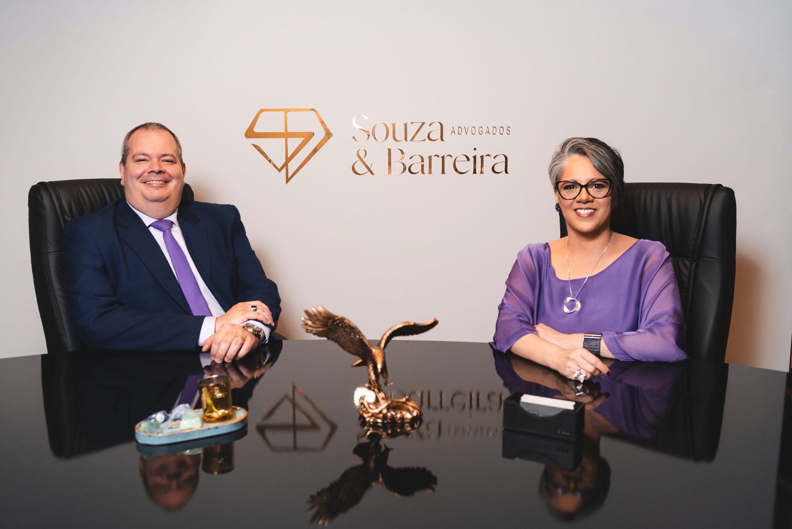 Andreia e Marcelo Barreira no escritório Souza & Barreira Advogados